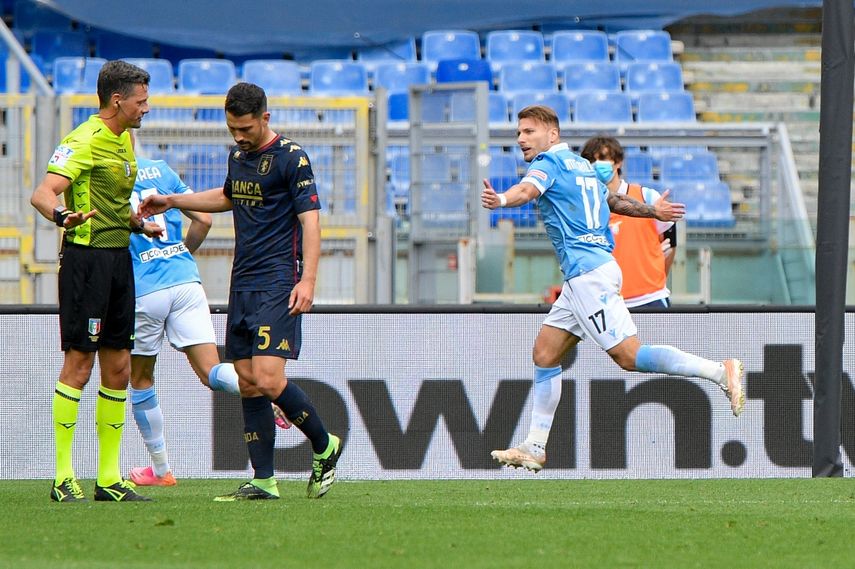 El delantero de la Lazio Ciro Immobile (derecha) celebra tras anotar el segundo gol del equipo en el partido contra el Genoa por la Serie A italiana, el domingo 2 de mayo de 2021