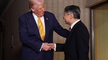 El presidente de Estados Unidos saluda al emperador japonés Naruhito. El presidente de Estados Unidos saluda al emperador japonés Naruhito.