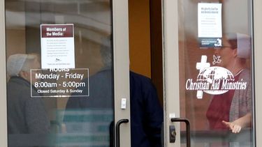 En esta imagen del jueves 16 de diciembre de 2021, se ve la entrada de las oficinas de Ministerios de Ayuda Cristiana en Berlin, Ohio. (AP Foto/Tom E. Puskar, Archivo)