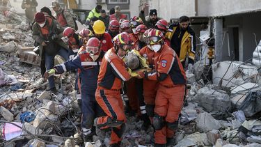 Rescatistas sacan a un migrante sirio de entre los escombros de un edificio derruido en Antioquía, en el sur de Turquía, el domingo 12 de febrero de 2023.