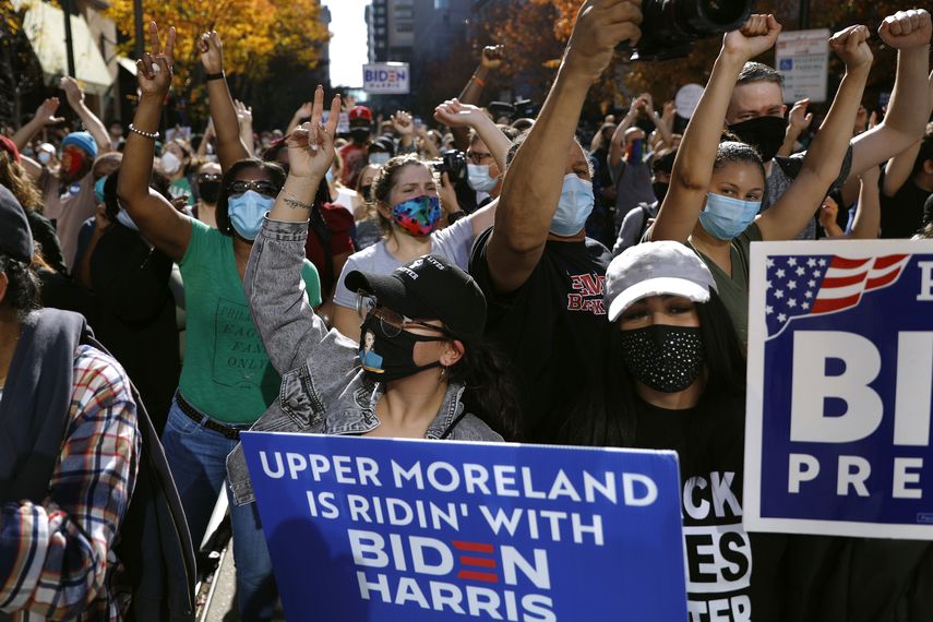 Una multitud festeja frente al Centro de Convenciones de Pensilvania el sábado 7 de noviembre de 2020, en Filadelfia, después de que el demócrata Joe Biden derrotó al presidente Donald Trump para convertirse en el 46to mandatario de Estados Unidos.&nbsp;