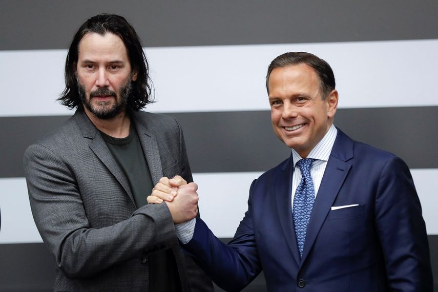 El actor canadiense Keanu Reeves posa con el gobernador del Estado de Sao Paulo, João Doria, este miércoles tras una reunión en el Palacio de los Bandeirantes, en Sao Paulo, Brasil.