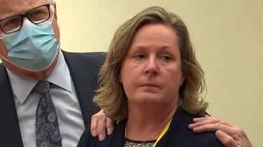 La exagente de policía Kim Potter escucha con su abogado Earl Gray el veredicto de culpable de homicidio negligente por la muerte de Daunte Wright en el tribunal del condado de Hennepin en Minneapolis, 23 de diciembre de 2021.