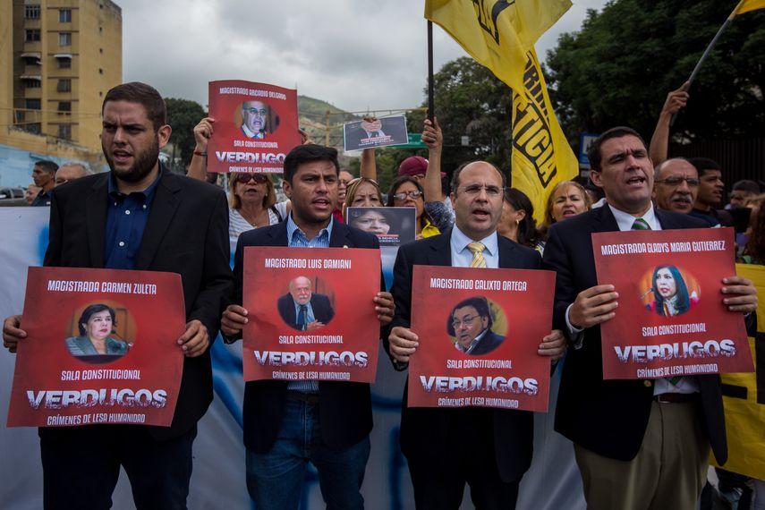 Los diputados que protestaron frente al Supremo, portaban carteles con la cara de los magistrados en las que les tildaban de verdugos por cometer crímenes de lesa humanidad.