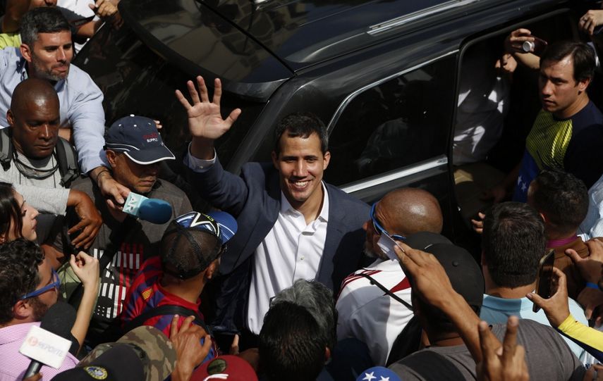El presidente encargado de Venezuela, Juan Guaidó (cen.), saluda a simpatizantes tras dirigirse a ellos durante una masiva movilización de opositores al régimen de Nicolás Maduro, este sábado 2 de febrero de 2019 en Caracas.&nbsp;