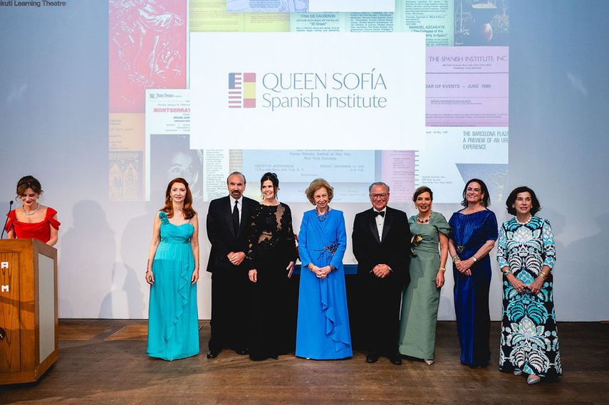 La reina Sofía, junto a los galardonados Jorge M. y Darlene Pérez, y Frank y Haydée Rainieri.&nbsp;