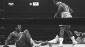 Muhammad Alí cae a la lona tras recibir un golpe de Joe Frazier en el 15to asalto el 8 de marzo de 1971. Esa mano decidió prácticamente el primero de tres combates entre los dos a favor de Frazier. Fue bautizada la Pelea del Siglo y 50 años después nadie lo discute. Muhammad Alí cae a la lona tras recibir un golpe de Joe Frazier en el 15to asalto el 8 de marzo de 1971. Esa mano decidió prácticamente el primero de tres combates entre los dos a favor de Frazier. Fue bautizada la Pelea del Siglo y 50 años después nadie lo discute.