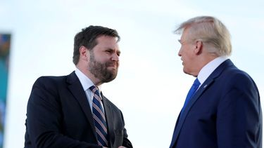 Donald Trump saluda a JD Vance, candidado republicano al Senado, en un acto en Delaware, Ohio.&nbsp;