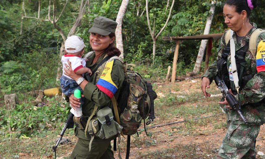 Exguerrilleras de las FARC con un niño en brazos.&nbsp;