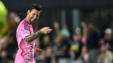 El delantero argentino #10 del Inter Miami, Lionel Messi, celebra el quinto gol de su equipo durante el partido de la Major League Soccer entre el Inter Miami CF y el Columbus Crew en el Chase Stadium en Fort Lauderdale&nbsp;