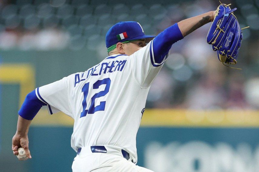 Sam Aldegheri #12 del equipo italiano lanza en la primera entrada contra el equipo brasileño durante un partido del Grupo B del Clásico Mundial de Béisbol 2026 en el Daikin Park el 7 de marzo de 2026 en Houston, Texas.&nbsp;