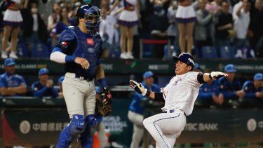 Chen Chieh-Hsien de China Taipéi (Taiwán) se desliza hacia la base durante un juego del Grupo A contra Italia por el Clásico Mundial de Béisbol (CMB) en el Estadio Intercontinental de Béisbol de Taichung en Taichung, Taiwán, el viernes 10 de marzo de 2023.&nbsp;