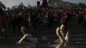 Manifestantes contra el gobierno protestan junto a la instalación de un caballo patas arriba del artista Maireni en Santiago de Chile. Manifestantes contra el gobierno protestan junto a la instalación de un caballo patas arriba del artista Maireni en Santiago de Chile.