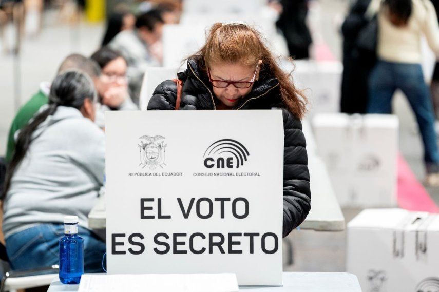 Ecuatorianos acudieron a las urnas para votar en el referéndum.&nbsp;
