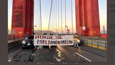 Manifestantes bloquearon el puente Golden Gate, en San Francisco, para apoyar a los inmigrantes, el jueves 30 de septiembre de 2021.&nbsp;