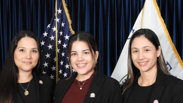 Yesenia Gruich, directora del Departamento de Licencias; Yenisel Barrerio, coordinadora de Servicios Comunitarios, y Valeria García, asistente ejecutiva de Monreal.