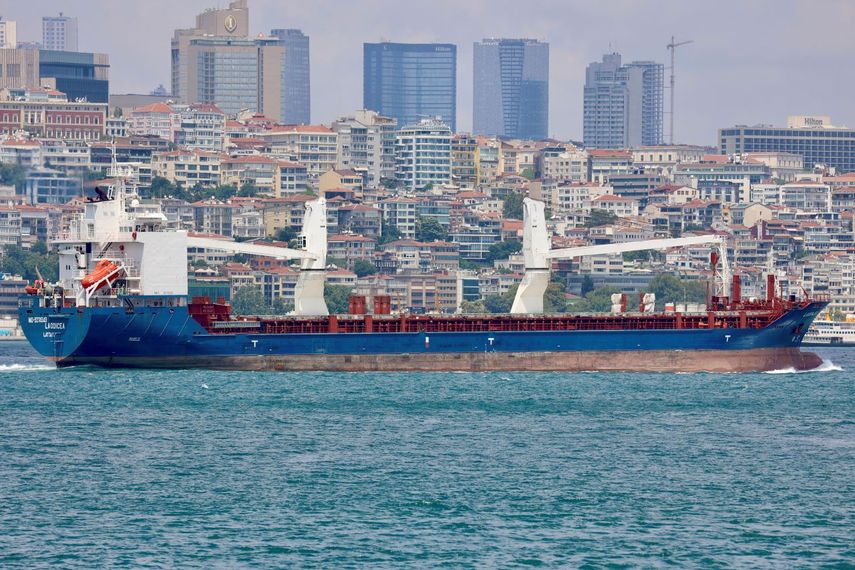 El carguero Laodicea recorriendo el Bósforo en Estambul el 7 de julio del 2022. Una investigación de la AP reveló que el barco, de propiedad siria, es parte de una operación mediante la cual Rusia saca de contrabando granos producidos por Ucrania.&nbsp;