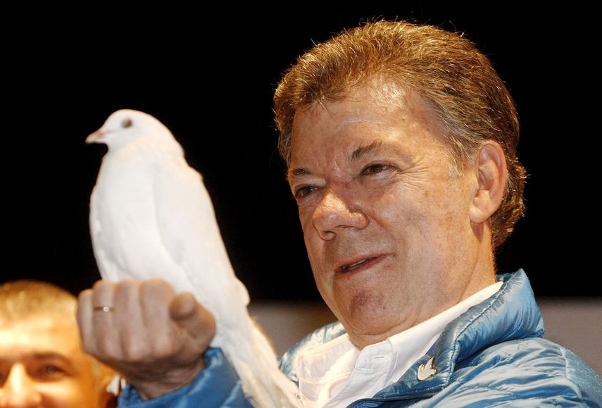 El presidente de Colombia, Juan Manuel Santos,&nbsp;sostiene una paloma durante el cierre de su campaña presidencial por la reelección, en el municipio colombiano de Rionegro&nbsp;