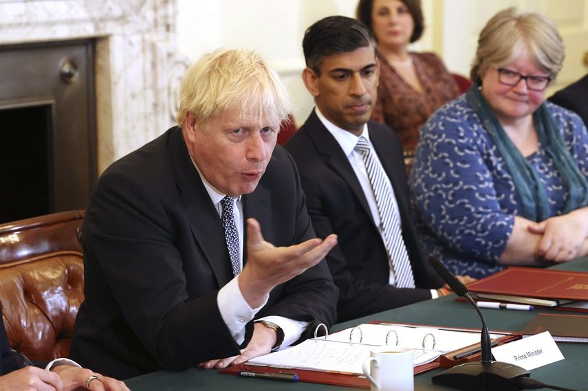 El primer ministro británico, Boris Johnson, a la izquierda, y el secretario del Tesoro británico, Rishi Sunak, en el centro, durante una reunión del gobierno en Downing Street, Londres, el martes 5 de julio de 2022.&nbsp;