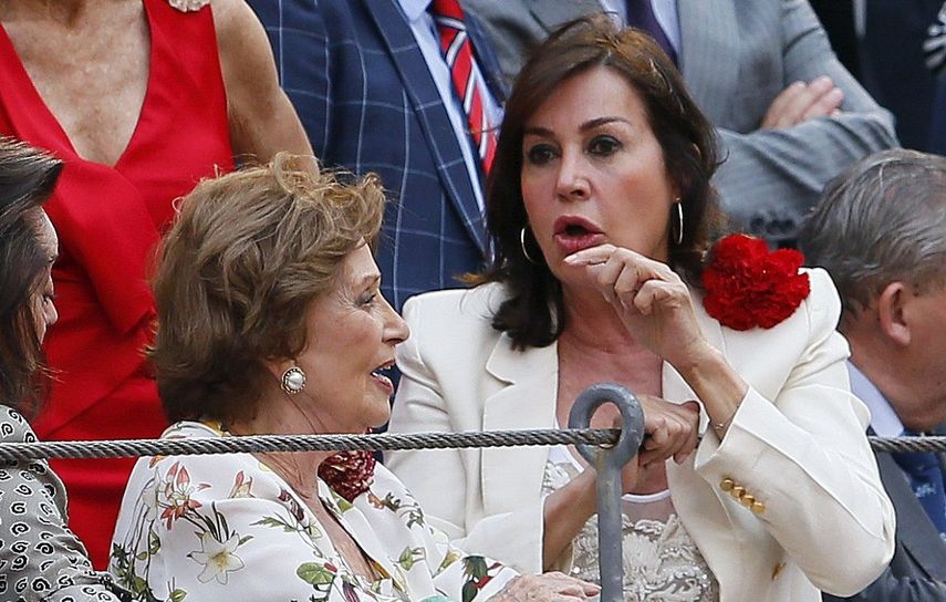 Carmen Franco, la única hija de Francisco Franco, en una imagen de archivo junto a su hija Carmen&nbsp;Martínez Bordiu, en junio de 2015.