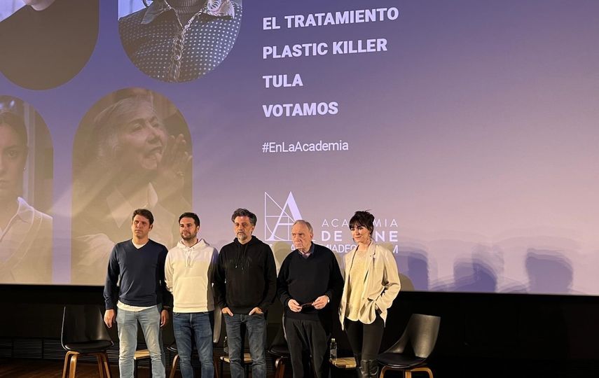 Santiago Requejo, director de Votamos; Álvaro Carmona, director de El Tratamiento; José Pozo, director de Plastic Killer, Fernando Méndez-Leite, director de la Academia de Cine, y Beatriz de Silva, directora de Tula. Cuatros directores de cortometrajes españoles optan a entrar el próximo 24 de enero a las nominaciones de los Óscar.