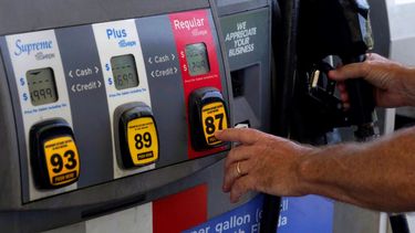 Una persona echa combustible a su vehículo en una gasolinera en Miami, Florida.