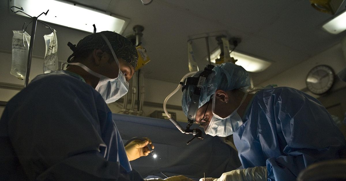 Muere adolescente de 14 años en México tras cirugía estética de aumento de pecho sin consentimiento paterno