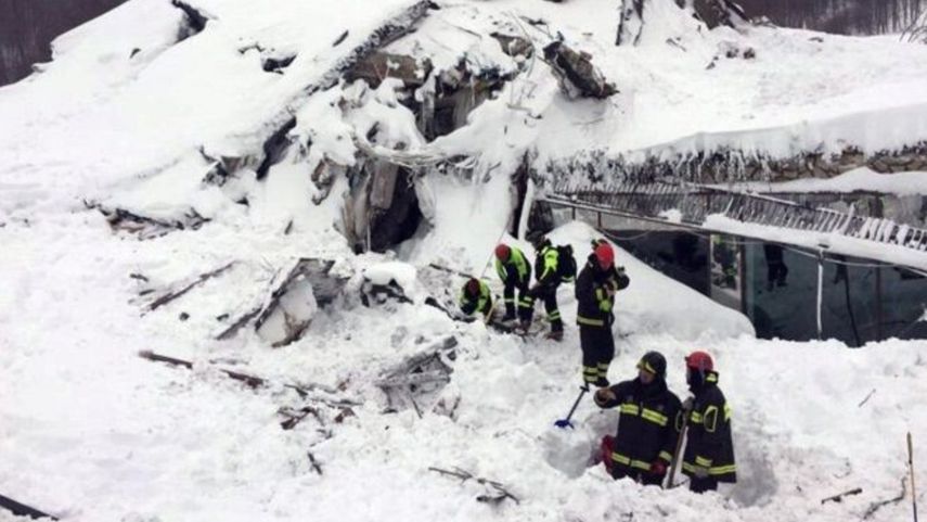 Un grupo de rescatistas trabaja para sacar a las personas que aún se encuentran sepultadas&nbsp;entre las ruinas del hotel que el miércoles fue arrasado por una avalancha de nieve en la región de Los Abruzos, en Italia.&nbsp;