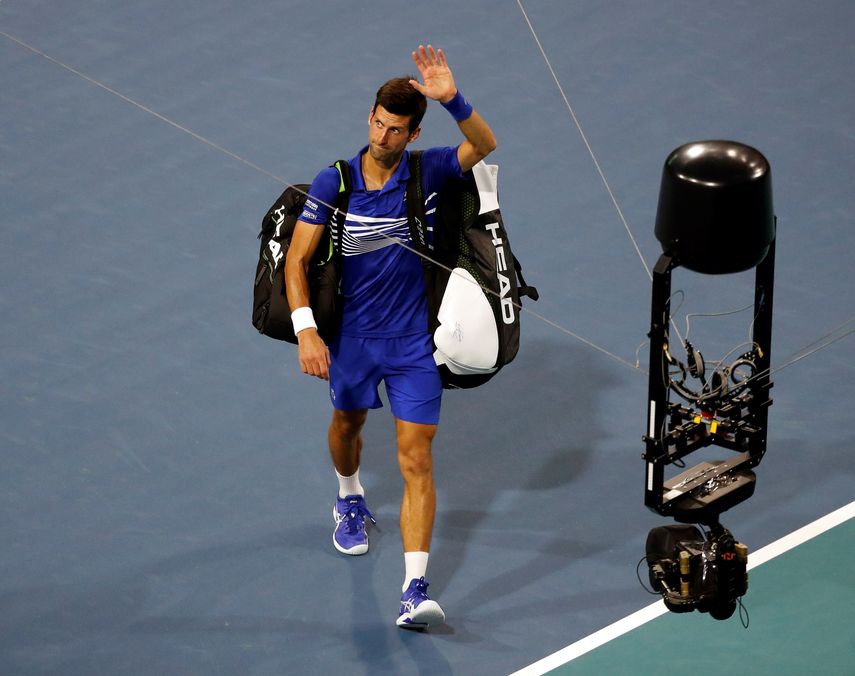 El tenista serbio Novak Djokovic saluda al público mientras se retira luego de perder con el español Roberto Bautista durante un partido del Abierto de&nbsp;Tenis&nbsp;de Miami.&nbsp;