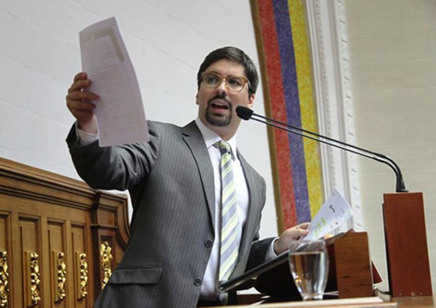 O reconocen la institucionalidad dictatorial o reconocen la Constitución, espetó el parlamentario Freddy Guevara.&nbsp;