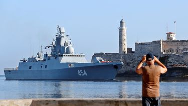 Un hombre toma fotos a un buque de la Marina de Guerra de Rusia a su llegada al puerto de La Habana.