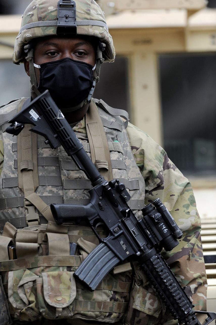 Un miembro de la Guardia Nacional de Pensilvania monta guardia en las afueras del Ayuntamiento de Filadelfia el viernes, 30 de octubre del 2020. La Guardia Nacional llegó a Filadelfia el viernes luego de días de protestas, robos en tiendas y de cajeros automáticos después que un hombre negro con un cuchillo fue baleado 14 veces por la policía.&nbsp;