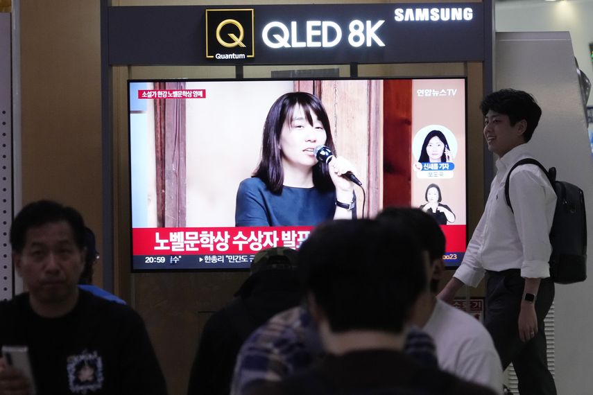 Una pantalla de televisión muestra una imagen de archivo de la ganadora del Premio Nobel de Literatura 2024, la escritora surcoreana Han Kang, durante un noticiero en la estación de tren de Seúl, Corea del Sur, el 10 de octubre de 2024.