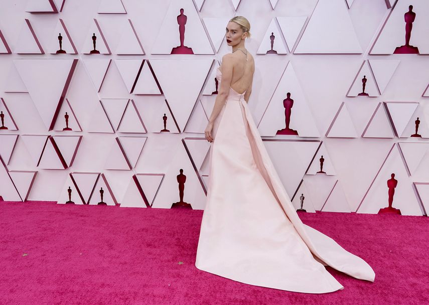 La actriz británica Vanessa Kirby, nominada a Mejor actriz principal por Pieces of a Woman, luce un traje en tono rosa para los Oscar 2021.&nbsp;