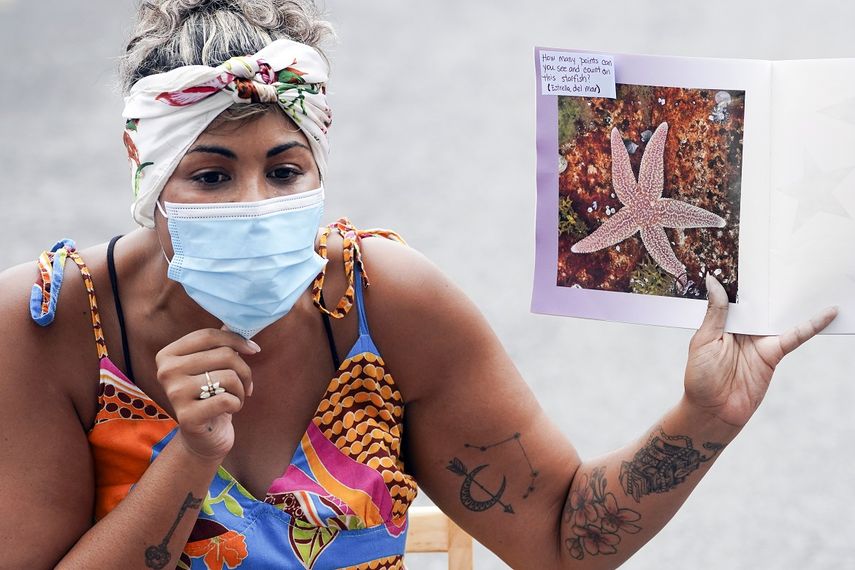 n esta fotograf&iacute;a de archivo del 2 de septiembre de 2020, la maestra de preescolar Mikki Laugier utiliza una mascarilla durante una clase en un plantel en el vecindario Red Hook, en Brooklyn, Nueva York.