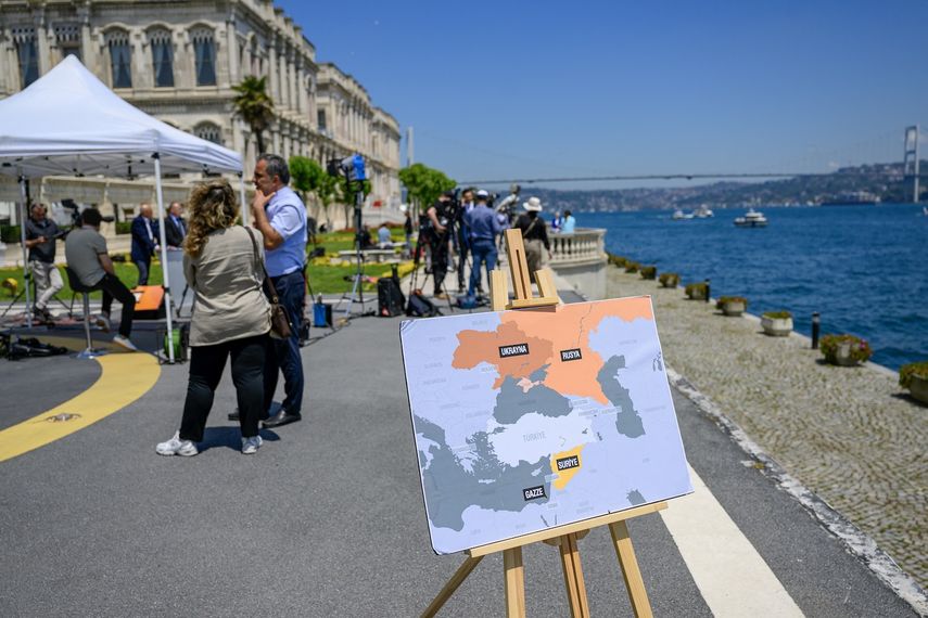 Los periodistas se preparan para transmitir desde el Palacio de Ciragan antes de la segunda reunión entre las delegaciones rusa y ucraniana para las conversaciones de paz en Estambul, el 2 de junio de 2025.&nbsp;