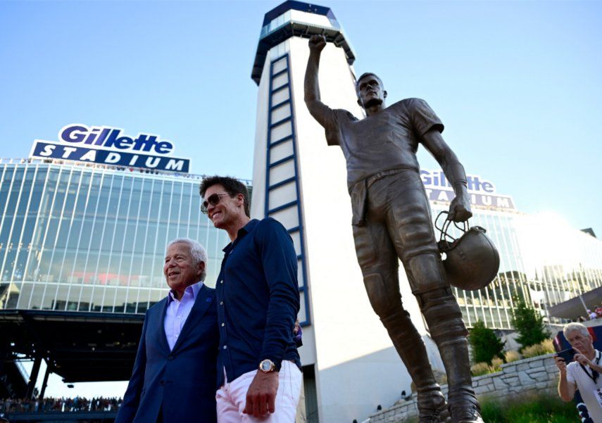 El propietario Robert Kraft y el exjugador de la NFL Tom Brady posan durante la ceremonia de inauguración de la estatua antes del partido de pretemporada de la NFL 2025 entre los Washington Commanders y los New England Patriots en el Estadio Gillette el 8 de agosto de 2025 en Foxborough, Massachusetts. 