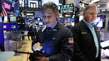Dos operadores trabajan en el piso de la Bolsa de Valores de Nueva York.