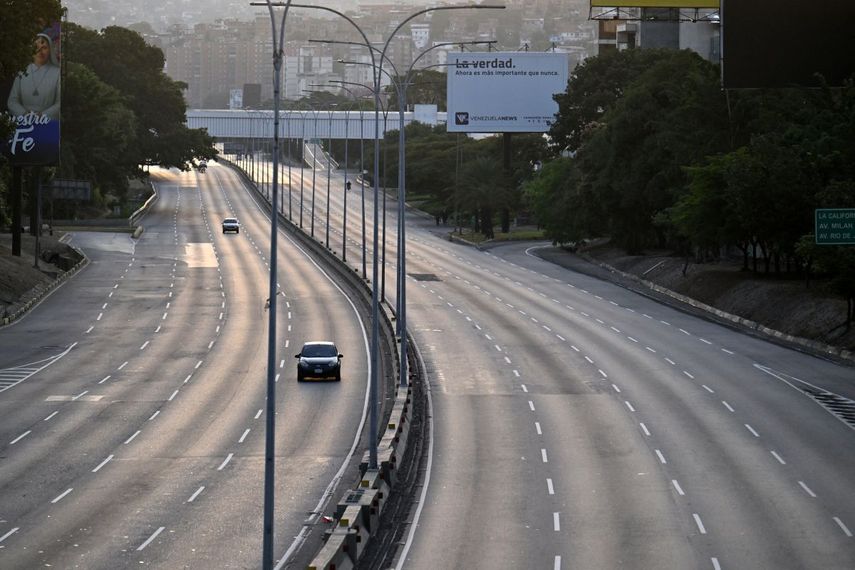 La autopista Francisco Fajardo se ve casi vacía en Caracas el 3 de enero de 2026