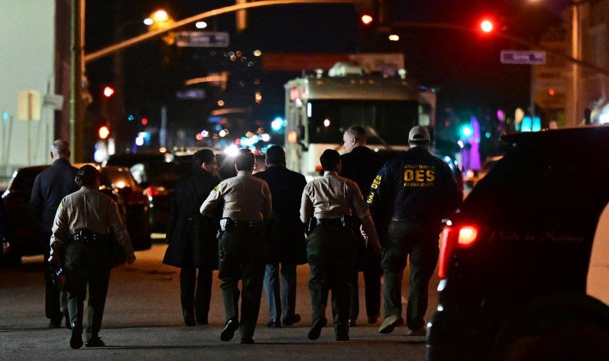 Los investigadores de la oficina de homicidios del Departamento del Sheriff del condado de Los Ángeles se alejan después de informar a los medios de comunicación en Monterey Park, California, el 22 de enero de 2023. Diez personas murieron y al menos otras 10 resultaron heridas en un tiroteo masivo en una ciudad mayoritariamente asiática en el sur de California. , dijo la policía el 22 de enero, con el sospechoso aún prófugo horas después.