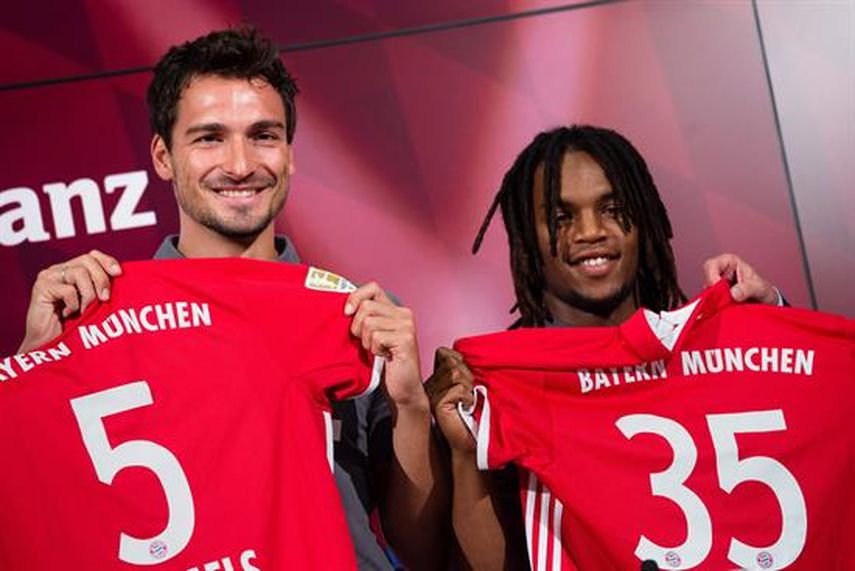 Mats Hummels (izquierda) y Renato Sanches fueron presentados como nuevo integrantes del  Bayern Munich. (EFE)  