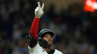El dominicano Jesús Sánchez, de los Marlins de Miami, festeja tras conectar el sencillo que puso fin al juego del miércoles 2 de agosto de 2023, ante los Filis de Filadelfia&nbsp;