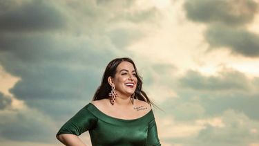 La diseñadora de moda Yas González trabaja en su nueva colección, Cartas a Jesús, que llevará a la pasarela de la Semana de la Moda de Nueva York.