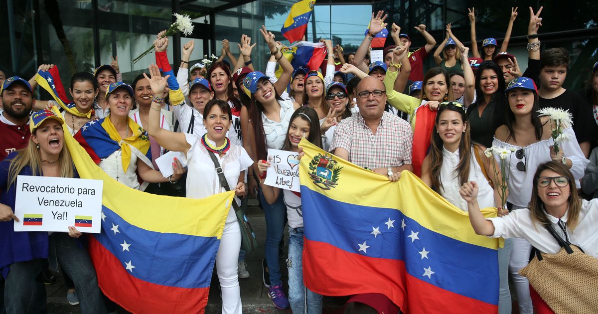 Miles de venezolanos votan en Colombia