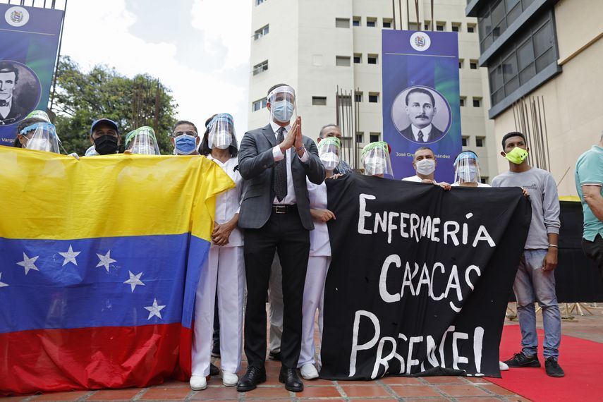El presidente encargado de Venezuela Juan Guaido se une a la reuni&oacute;n de trabajadores de la salud para honrar a sus colegas que murieron de COVID-19 en Caracas, Venezuela, el jueves 10 de septiembre de 2020.&nbsp;