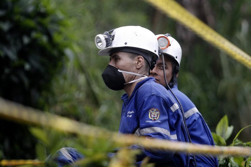 Fotografía de archivo de miembros de una brigada de socorro durante un accidente en una mina en Colombia.