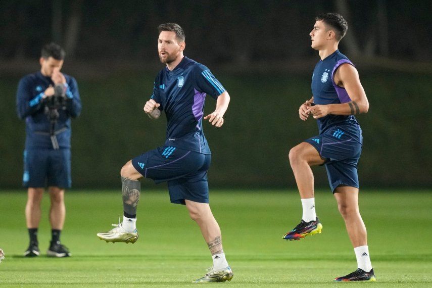 Lionel Messi y Paulo Dybala (derecha) durante un entrenamiento de Argentina en el Mundial, el martes 29 de noviembre de 2022 en Doha, Catar.&nbsp;