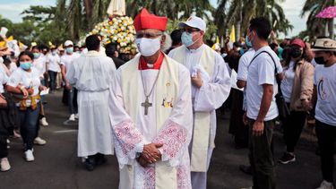 El cardenal católico romano Leopoldo Brenes participa en una procesión de la Virgen de Fátima dentro de los terrenos de la Catedral Metropolitana de Managua el 13 de agosto de 2022.