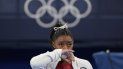 La estadounidense Simone Biles observa la actuación de otras gimnastas tras retirarse de la final por equipos de los Juegos de Tokio 2020 por una aparente lesión, el 27 de julio de 2021, en Tokio. La estadounidense Simone Biles observa la actuación de otras gimnastas tras retirarse de la final por equipos de los Juegos de Tokio 2020 por una aparente lesión, el 27 de julio de 2021, en Tokio.