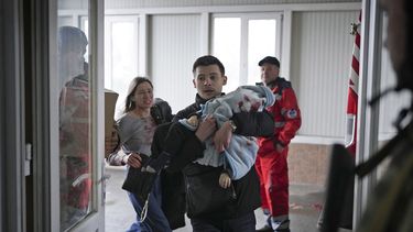 Marina Yatsko, a la izquierda, corre detrás de su novio Fedor con su hijo Kirill, de 18 meses, que murió en un bombardeo, cuando llegan a un hospital en Mariupol, Ucrania, el viernes 4 de marzo de 2022.&nbsp;